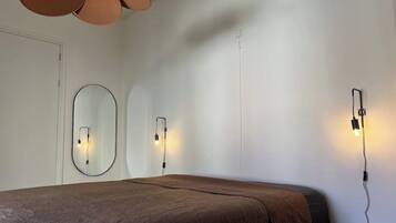 Een strijkplank/strijkijzer, wifi, beddengoed