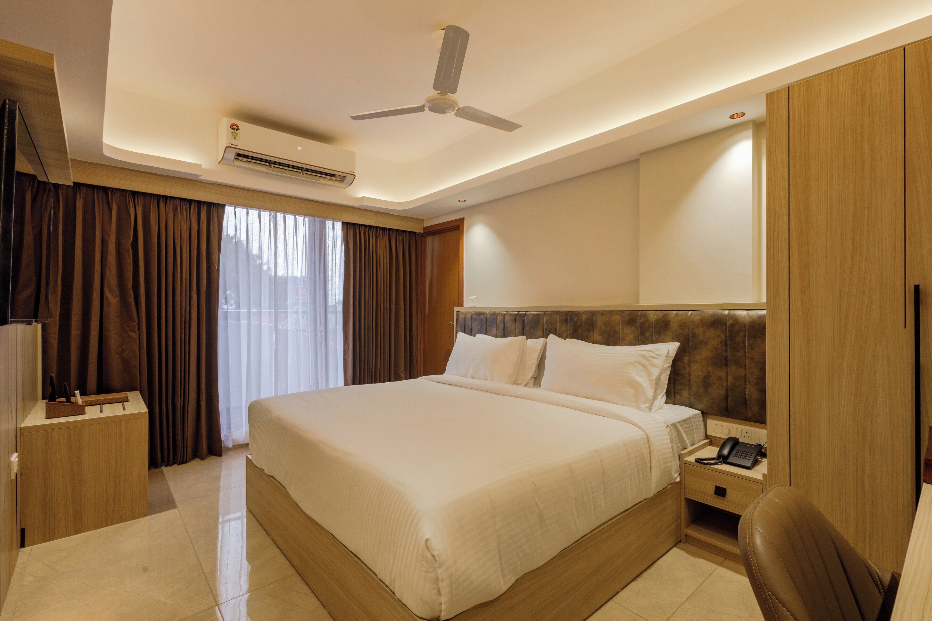 Desk, laptop workspace, iron/ironing board, free WiFi