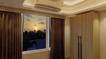 Grand Suite, City View | Desk, laptop workspace, iron/ironing board, free WiFi