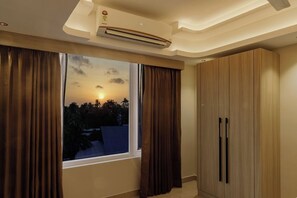 Suite Grand, vista a la ciudad | Escritorio y espacio para trabajar con laptop 