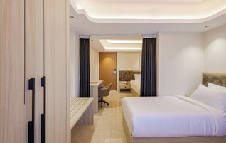 Desk, laptop workspace, iron/ironing board, free WiFi