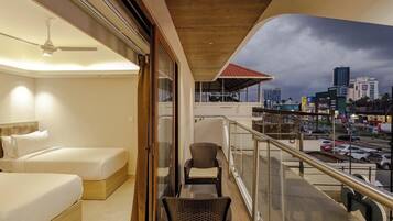 Bureau, espace de travail pour ordinateur portable