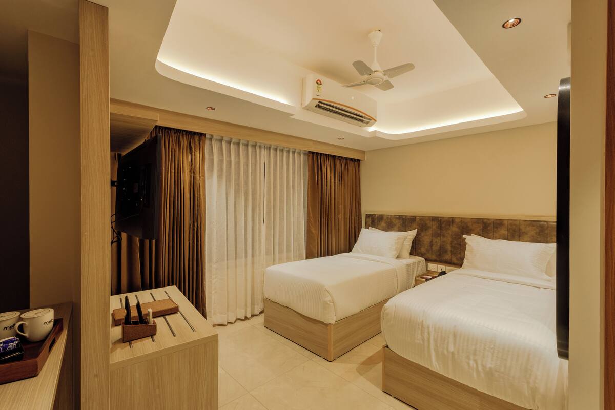 Habitación Premium con 2 camas individuales | Escritorio y espacio para trabajar con laptop