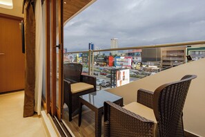 Classic-Doppelzimmer, Balkon, Stadtblick | Schreibtisch, laptopgeeigneter Arbeitsplatz, Bügeleisen/Bügelbrett