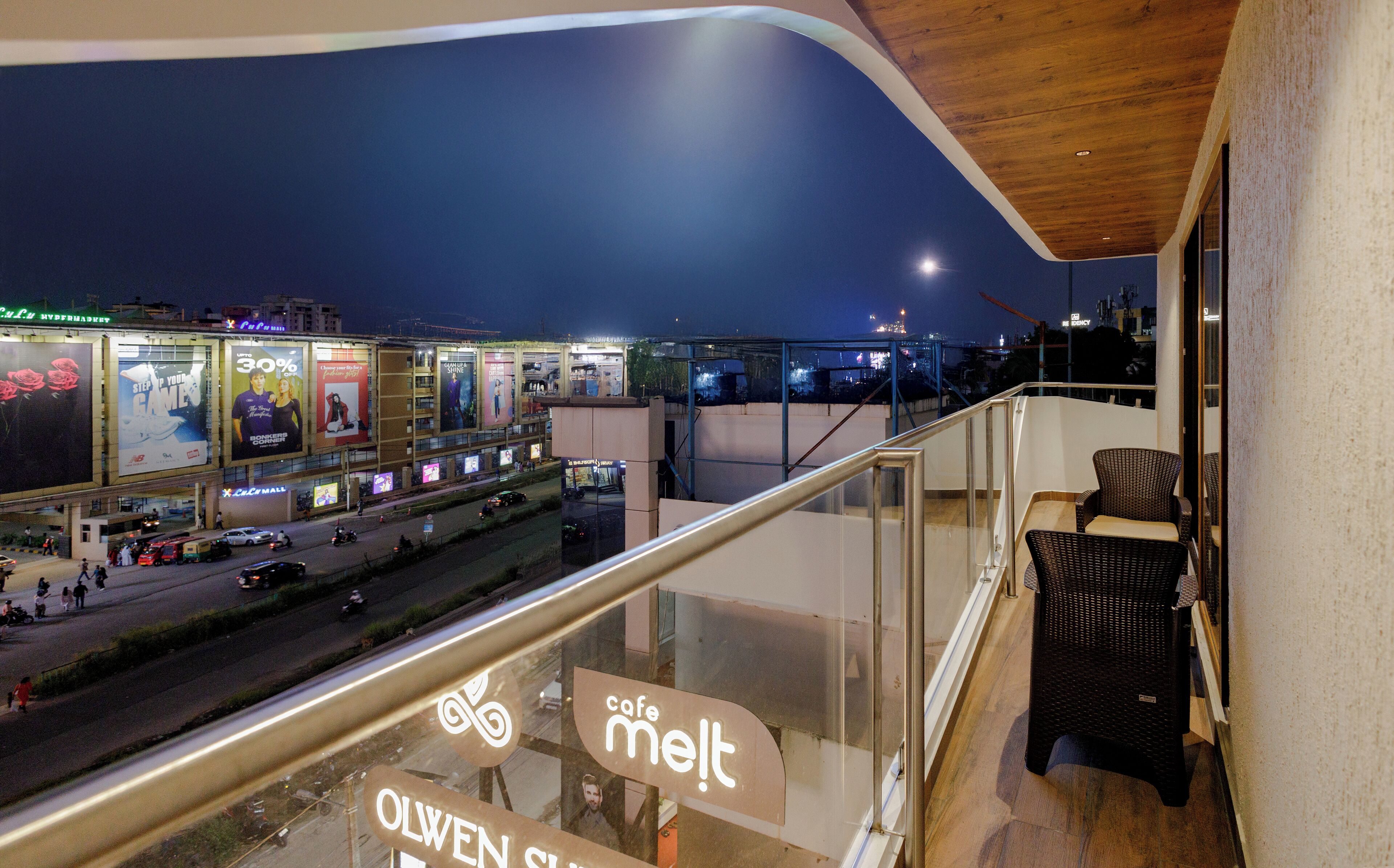 Classic tvåbäddsrum - balkong - utsikt mot staden | Skrivbord, arbetsyta för laptop, strykjärn/strykbräda och gratis wi-fi