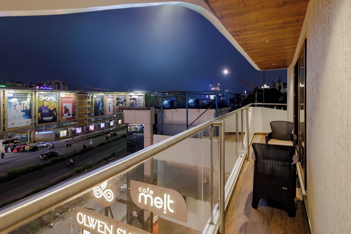 Classic tvåbäddsrum - balkong - utsikt mot staden | Skrivbord, arbetsyta för laptop, strykjärn/strykbräda och gratis wi-fi