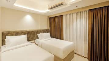 Habitación clásica con 2 camas individuales, balcón, vista a la ciudad | Escritorio y espacio para trabajar con laptop