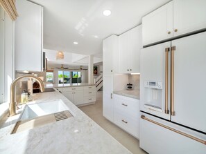 Microondas, horno, parrilla de estufa y lavavajillas 