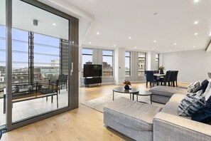 TV, stereo, offices - 3Bed 3Bath Apt in Central London (Greater London)