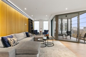 TV, stereo, offices - 3Bed 3Bath Apt in Central London (Greater London)