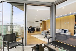 TV, stereo, offices - 3Bed 3Bath Apt in Central London (Greater London)