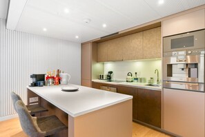 Private kitchen - 3Bed 3Bath Apt in Central London (Greater London)