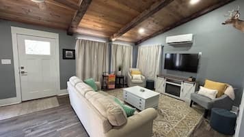 TV connectée, cheminée, livres