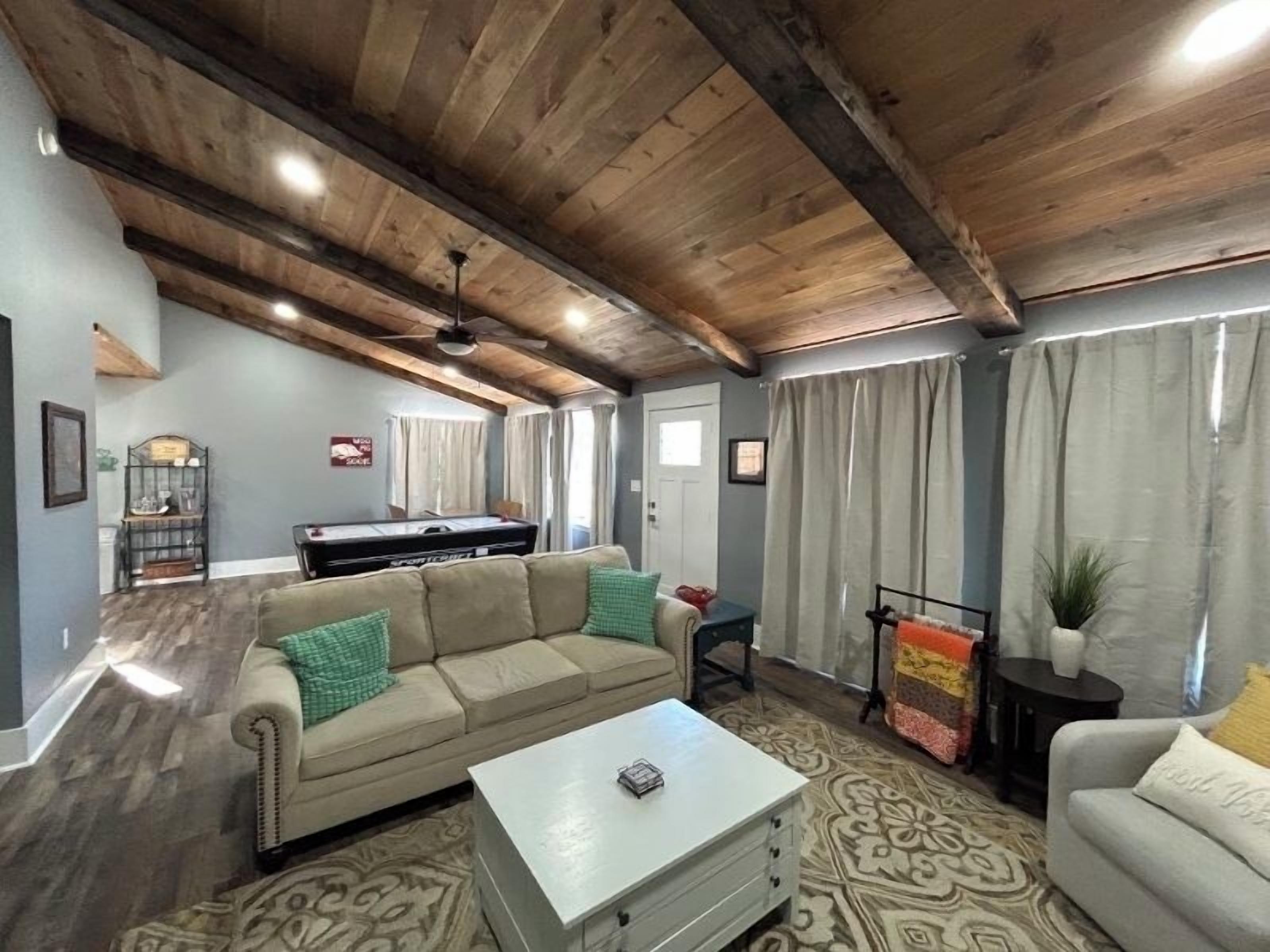 TV connectée, cheminée, livres