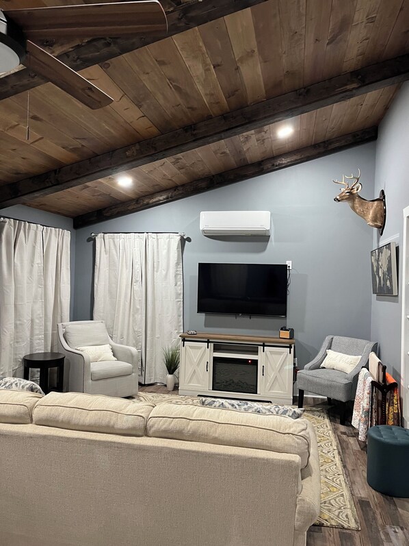 Smart-tv, een open haard en boeken