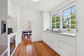 Apartment | Private kitchen - Spacious 3-bed Home in Morningside With Backyard (Brisbane)
