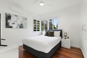Apartment | 3 bedrooms, iron/ironing board, bed sheets - Spacious 3-bed Home in Morningside With Backyard (Brisbane)