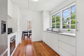 Apartment | Private kitchen | Fridge, microwave, oven, stovetop - Spacious 3-bed Home in Morningside With Backyard (Brisbane)