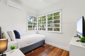 Apartment | 3 bedrooms, iron/ironing board, bed sheets - Spacious 3-bed Home in Morningside With Backyard (Brisbane)