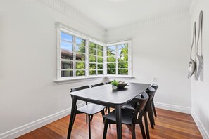 Apartment | Dining - Spacious 3-bed Home in Morningside With Backyard (Brisbane)