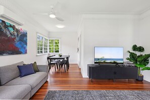 Apartment | Living room - Spacious 3-bed Home in Morningside With Backyard (Brisbane)