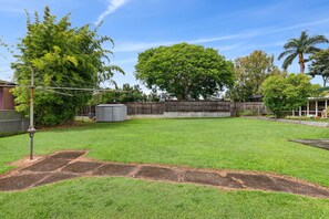 Apartment | Garden - Spacious 3-bed Home in Morningside With Backyard (Brisbane)