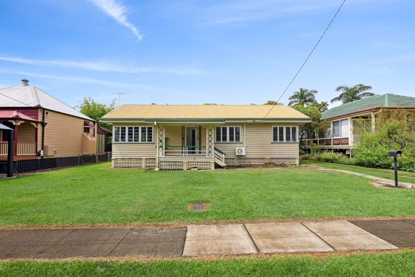 Apartment | Exterior - Spacious 3-bed Home in Morningside With Backyard (Brisbane)
