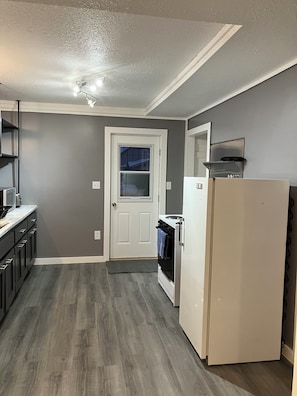 Mikrowelle, Ofen, Herdplatte, Küchenrolle