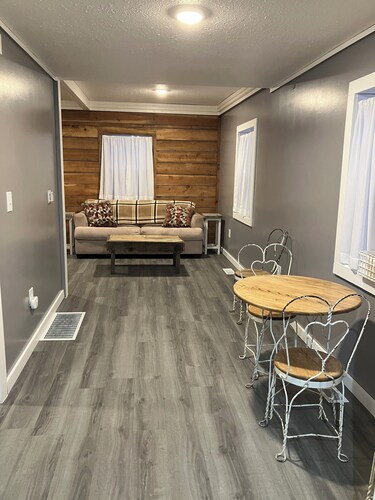 Cozy 1-bedroom railroad house
