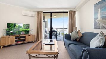 Apartment | Living room | Flat-screen TV