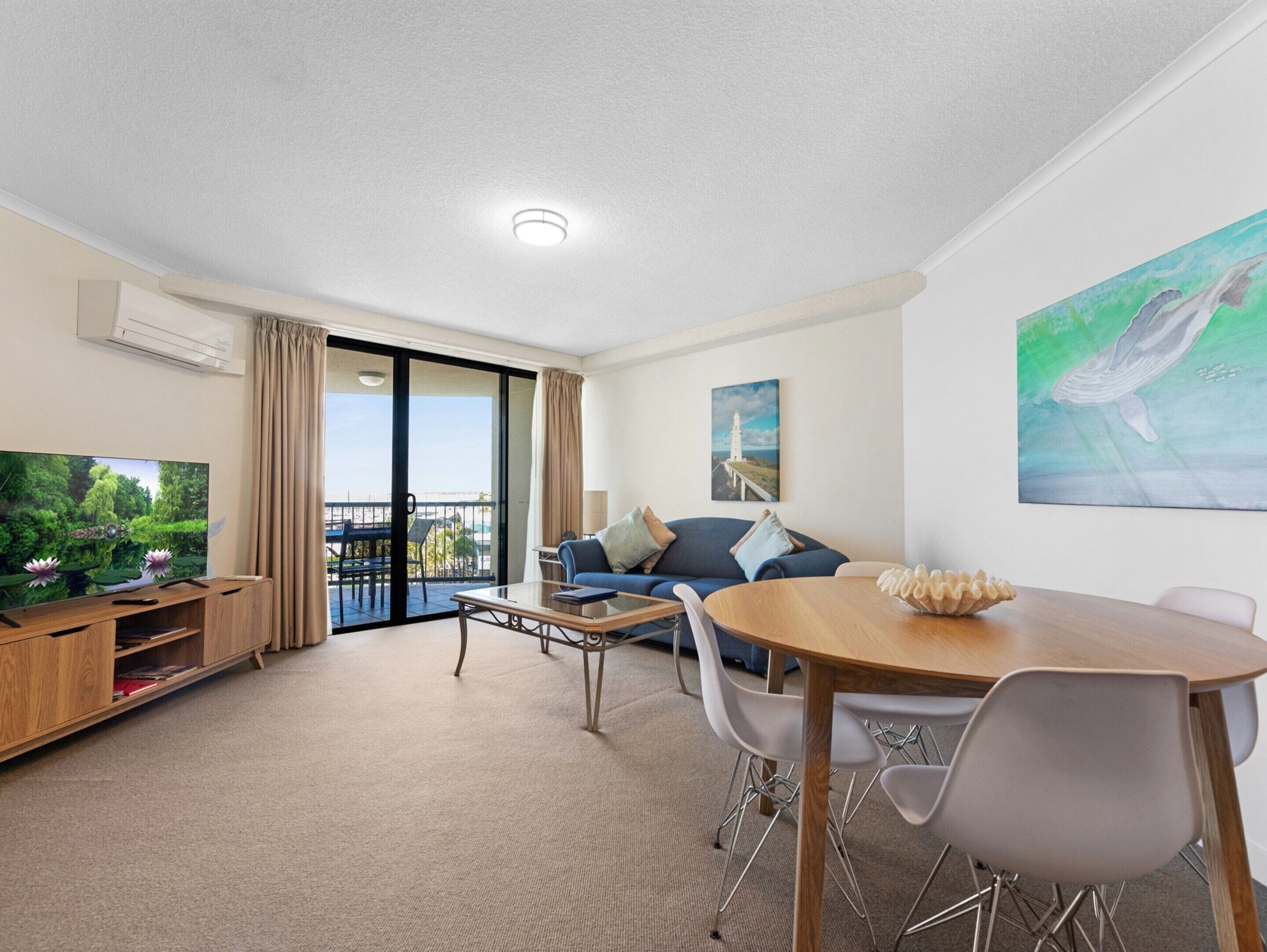 Apartment | Living room | Flat-screen TV