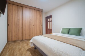 6 عدّة غرف نوم ومكواة/لوح كي وخدمة الإنترنت وملاءات أسرّة