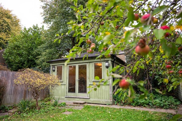 Exterior - The Shakespeare -5BR/3Bath/Comfort & Character (London)