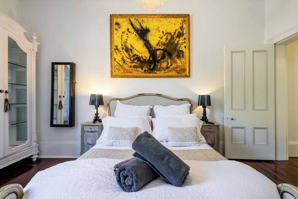 3 عدّة غرف نوم ومكواة/لوح كي وواي فاي وملاءات أسرّة