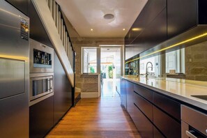 Micro-ondes, four, plaque de cuisson, lave-vaisselle