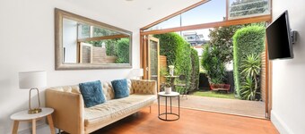 Luxury Colonial Terrace House in the Rocks