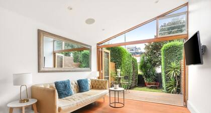 Luxury Colonial Terrace House in the Rocks