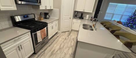 Micro-ondes, four, plaque de cuisson, lave-vaisselle