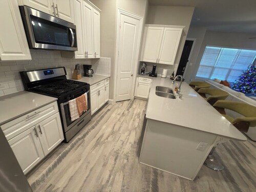 The River Walk Retreat • Cozy, Spacious & Modern