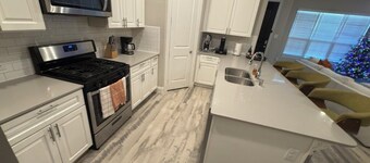 The River Walk Retreat • Cozy, Spacious & Modern