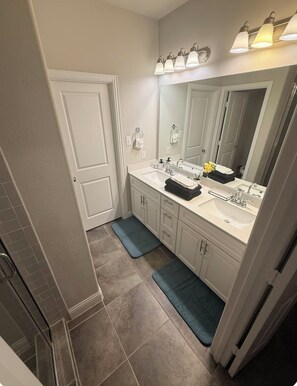 Douche, sèche-cheveux, serviettes fournies, papier toilette