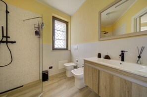 Hair dryer, towels, soap, toilet paper - Gold Medal   Deluxe Double Room (Roata Paoletti)