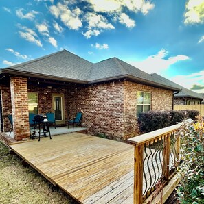 Outdoor dining - Stylish 3 Bedroom, 2 Bath near USA Campus-Fenced Yard + Garage (Mobile)