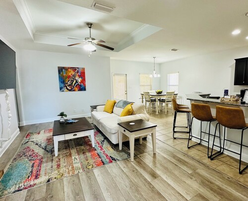 Stylish 3 Bedroom, 2 Bath near USA Campus-Fenced Yard + Garage