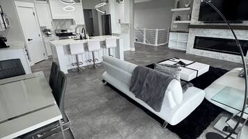 Smart-tv, eldstad, bordsfotboll och en stereo