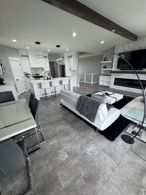 Smart TV, caminetto, tavolo da calcetto, impianto stereo