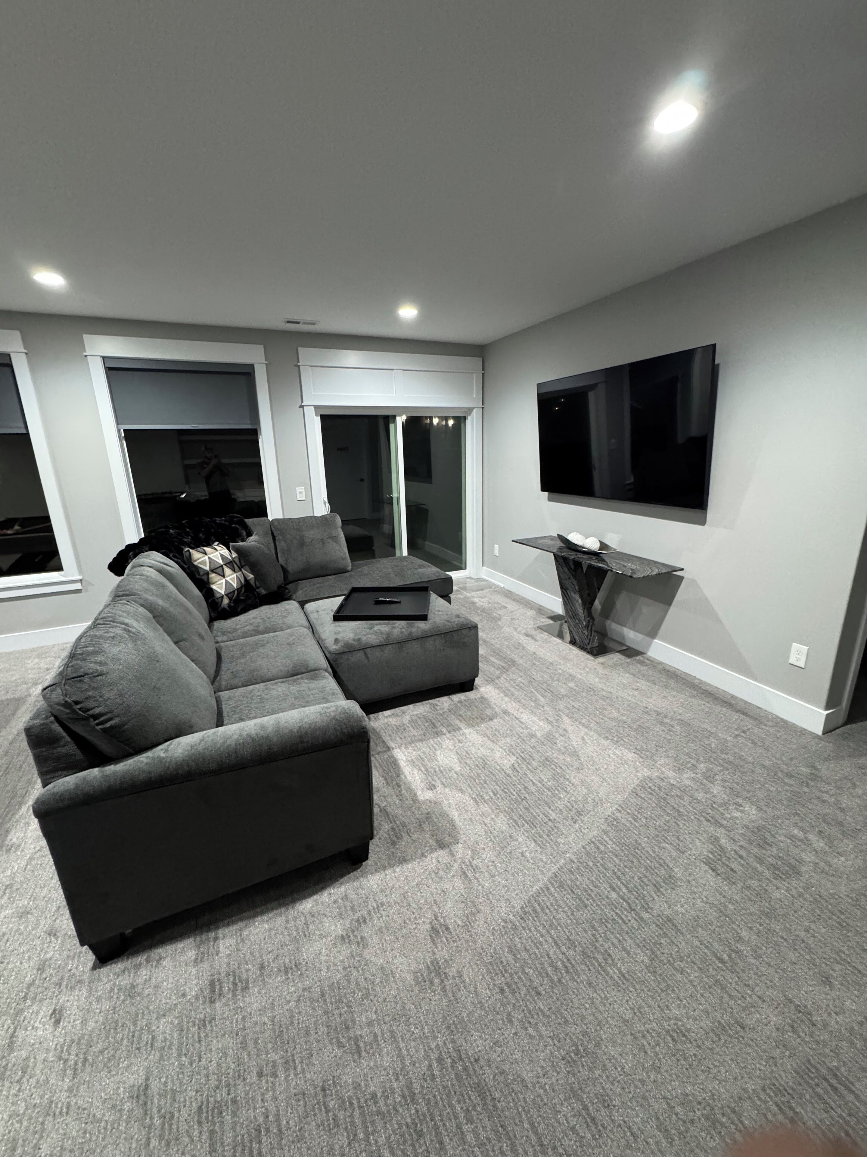 TV connectée, cheminée, baby-foot, chaîne hi-fi