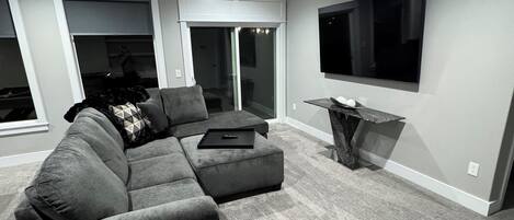 TV connectée, cheminée, baby-foot, chaßne hi-fi