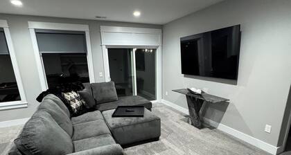 Contemporary & spacious 5-bedroom home with pool table & foosball in Urbandale!