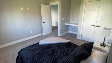 Skrivbord, strykjÀrn/strykbrÀda, gratis wi-fi och sÀngklÀder